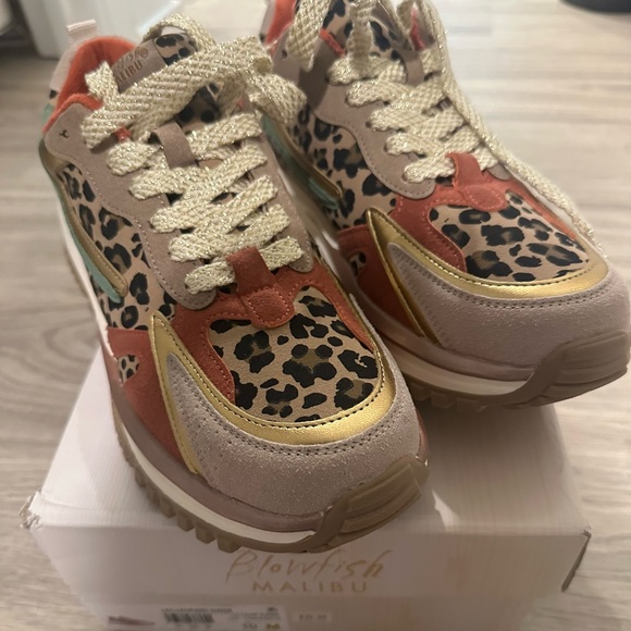 Stylish Leopard Print Sneakers with Gold Accents - Picture 2 of 4